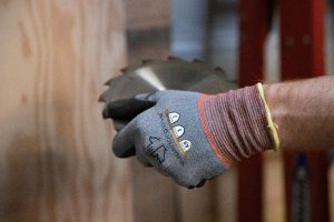 آیا دستکش‌ ایمنی ضد برش و کف مواد در مقابل همه نوع ابزارهای برشی مقاوم هستند؟