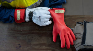 موارد احتیاطی دستکش عایق برق چیست